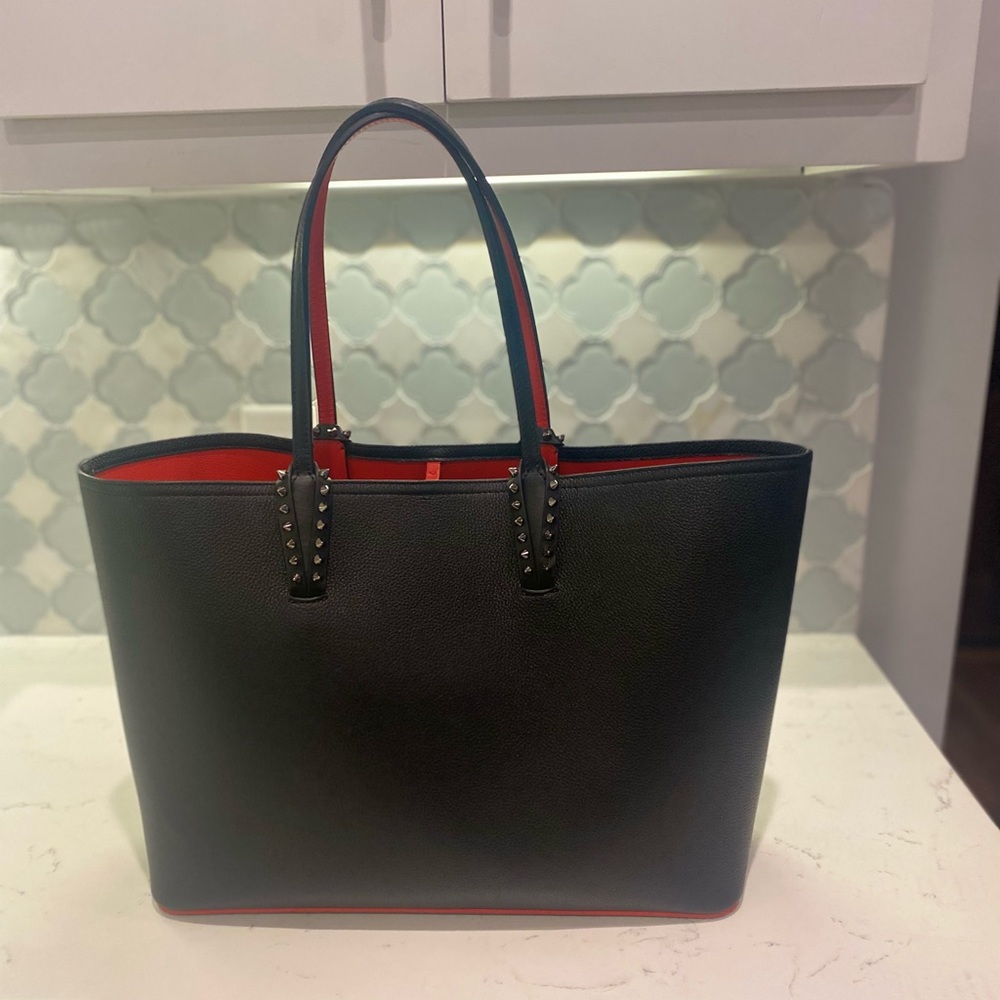 Very good condition. Slight mark on front, see last picture/pen mark inside